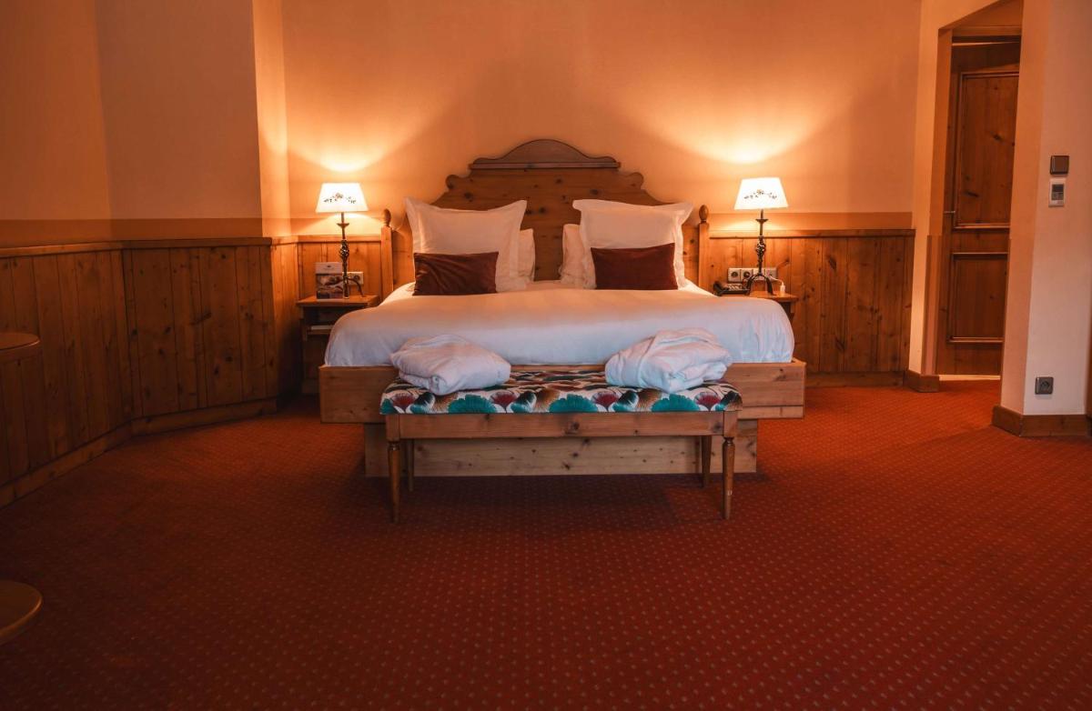 Un ou plusieurs lits dans un hébergement de l'établissement Les Violettes Hotel & Spa