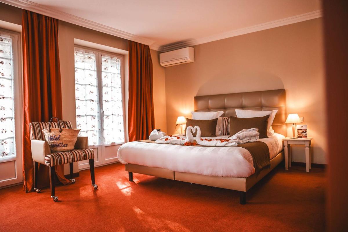 Un ou plusieurs lits dans un hébergement de l'établissement Les Violettes Hotel & Spa