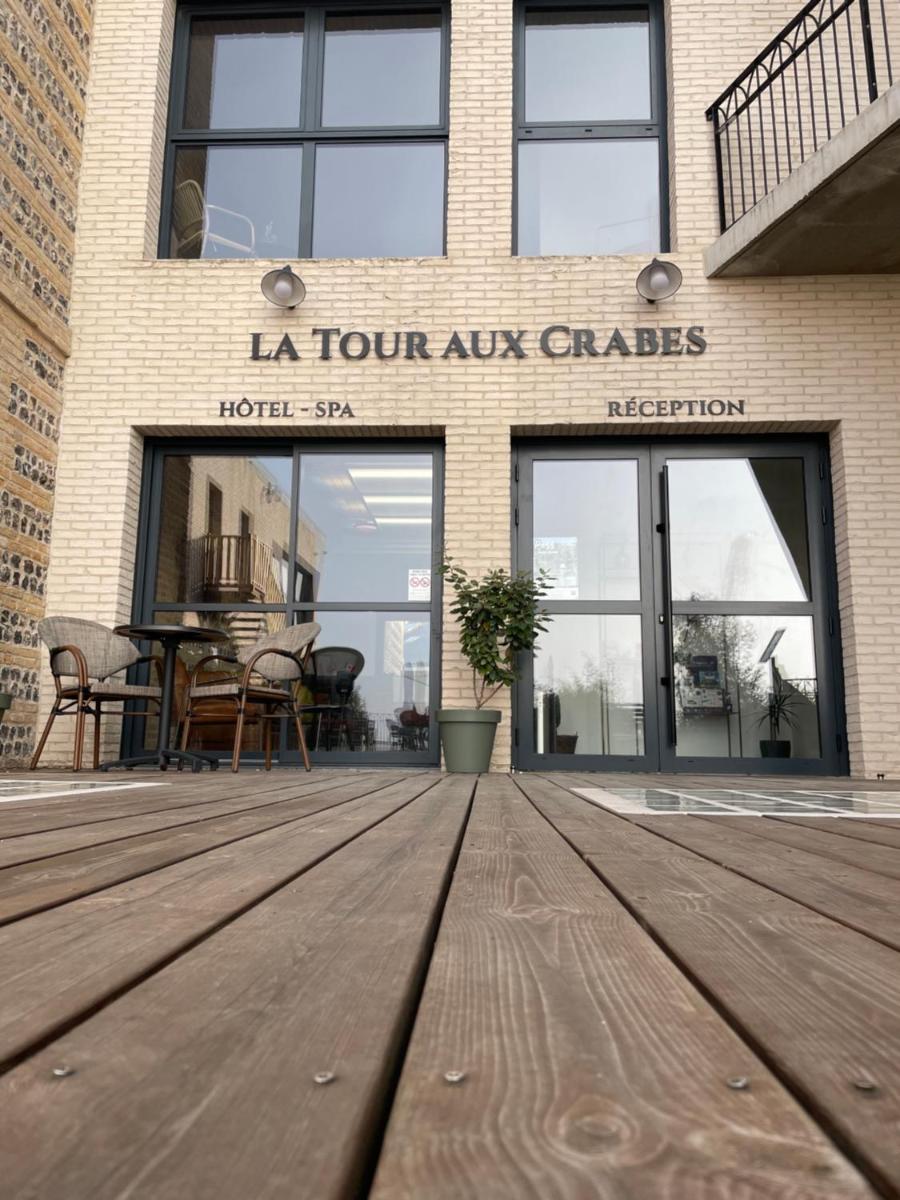une terrasse en bois devant un bâtiment dans l'établissement LA TOUR AUX CRABES près de la plage, à Dieppe