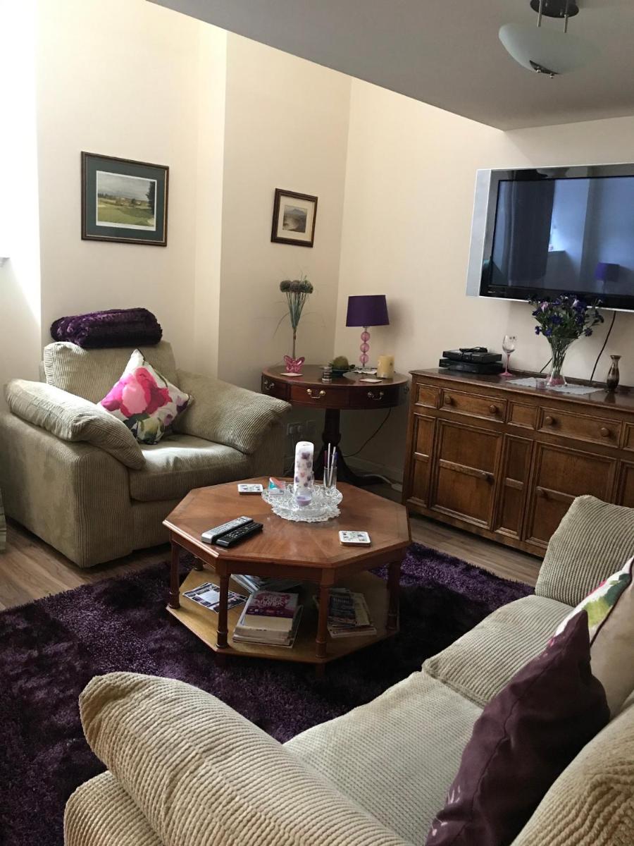 City Centre Executive Apartment - Private Parking, Gym & Sauna - Housity