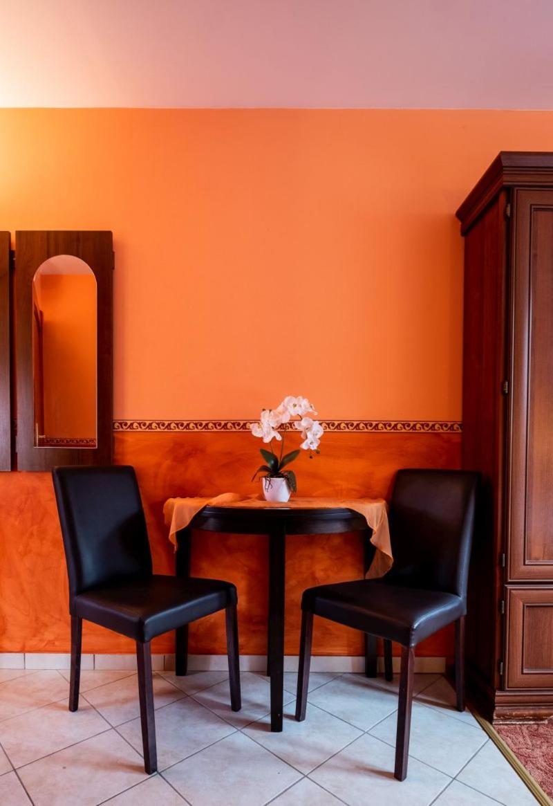 Rozmann Family Panzió & Apartmanhaz - Housity