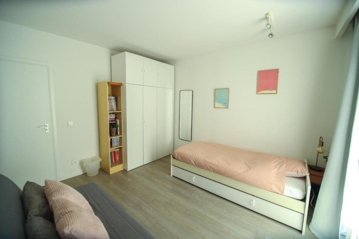 Privé kamer met chill room en gedeelde badkamer - rand Antwerpen - afrit E313 Wommelgem - vlakbij tramhalte lijn 9 en 24 - Housity
