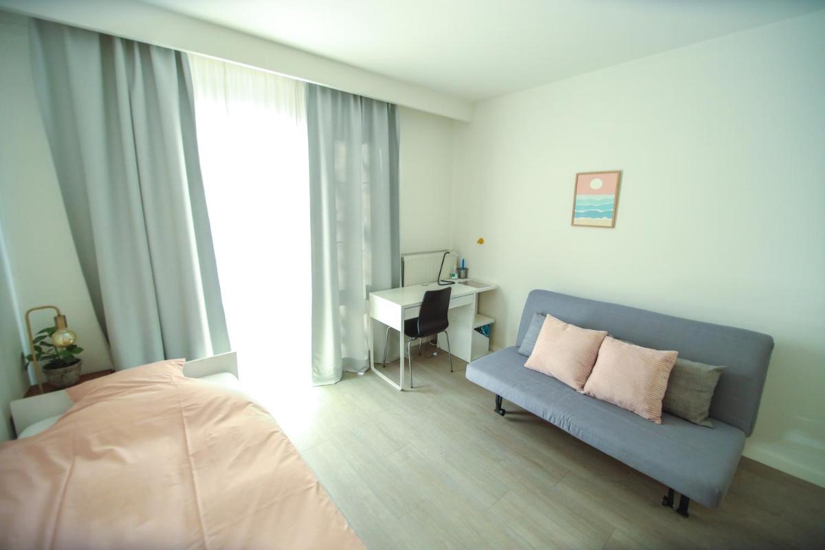 Privé kamer met chill room en gedeelde badkamer - rand Antwerpen - afrit E313 Wommelgem - vlakbij tramhalte lijn 9 en 24 - Housity