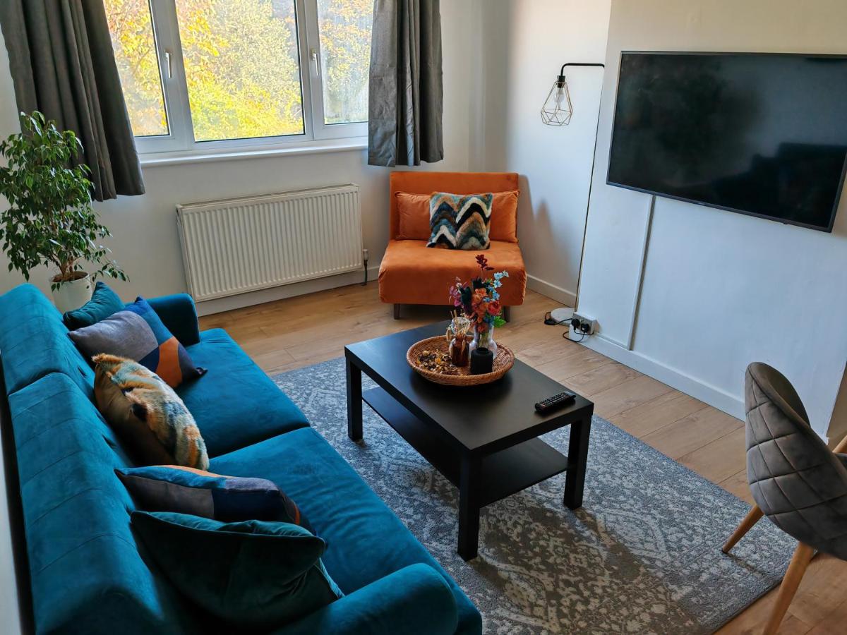 Modern Apartment - Accommodates 6 - Private Parking - 15min to London Bridge, London Eye and Charing Cross - Housity