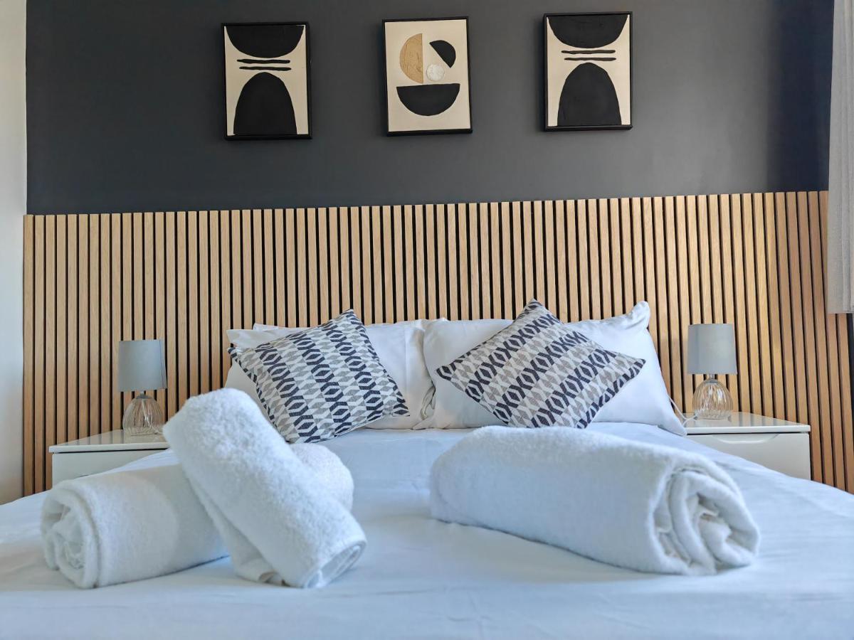 Modern Apartment - Accommodates 6 - Private Parking - 15min to London Bridge, London Eye and Charing Cross - Housity