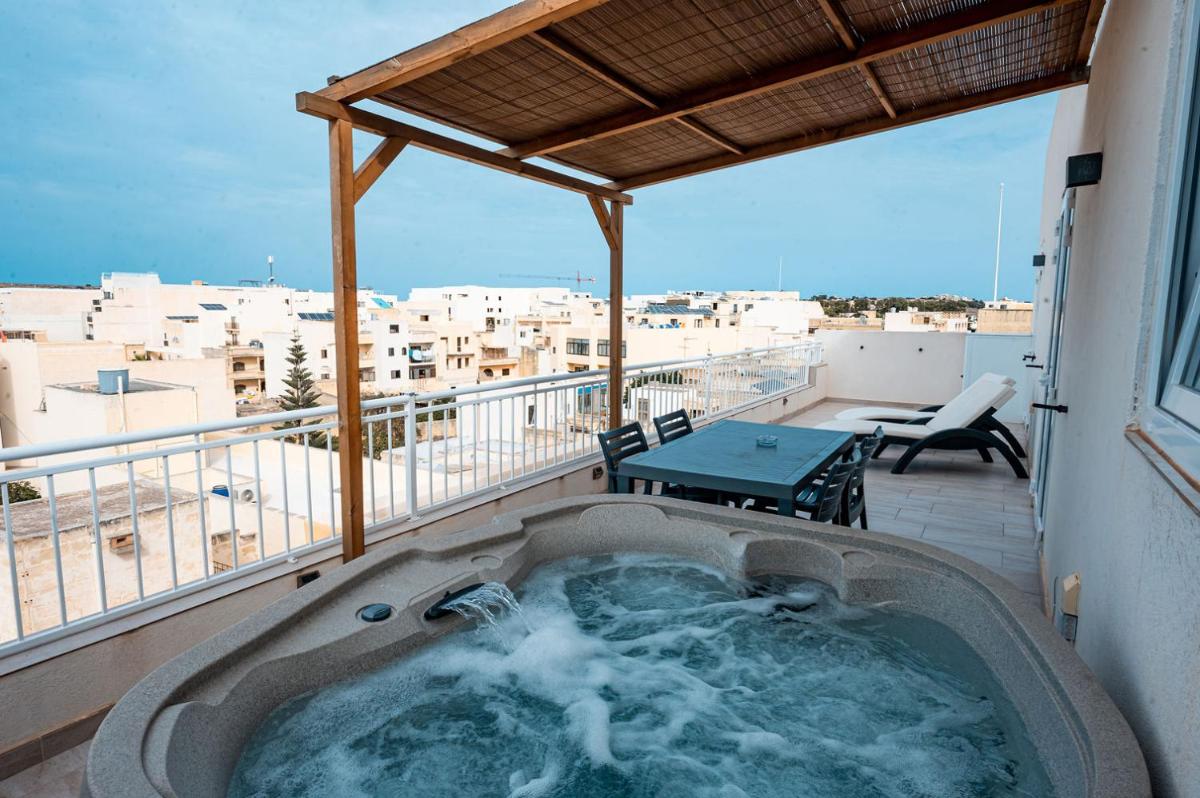 The Willows Penthouses with Jacuzzi - Housity
