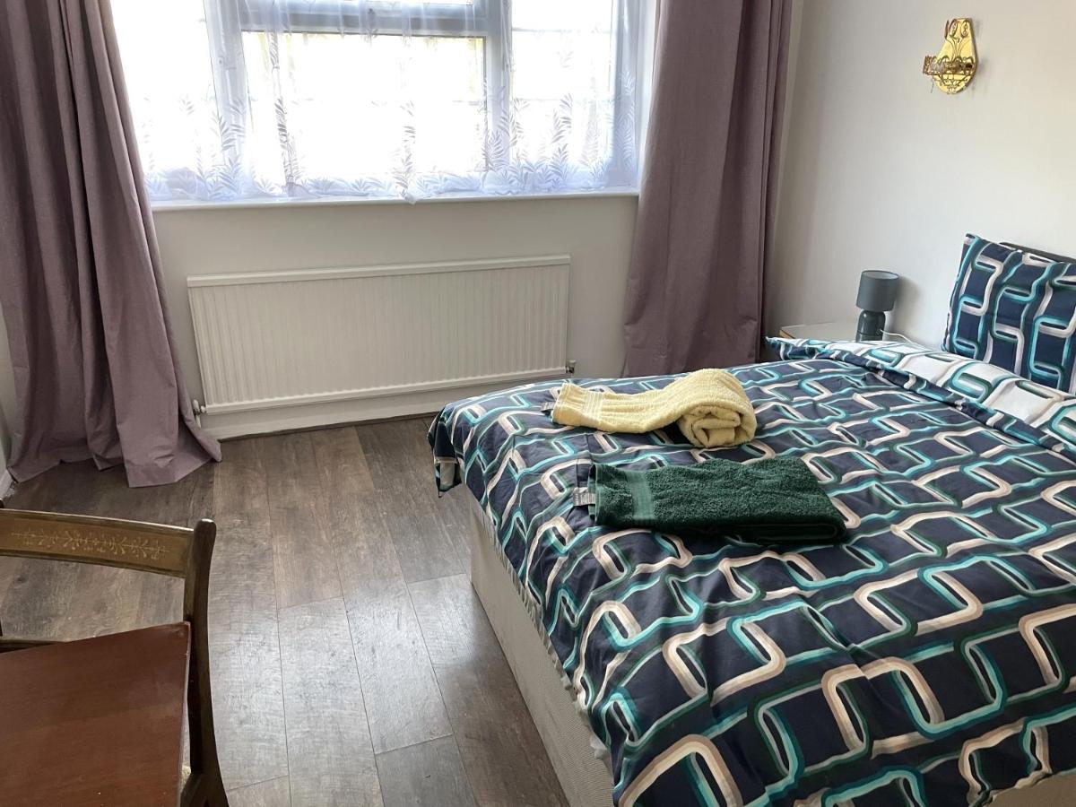 A nice double bedroom in Mottingham - Housity