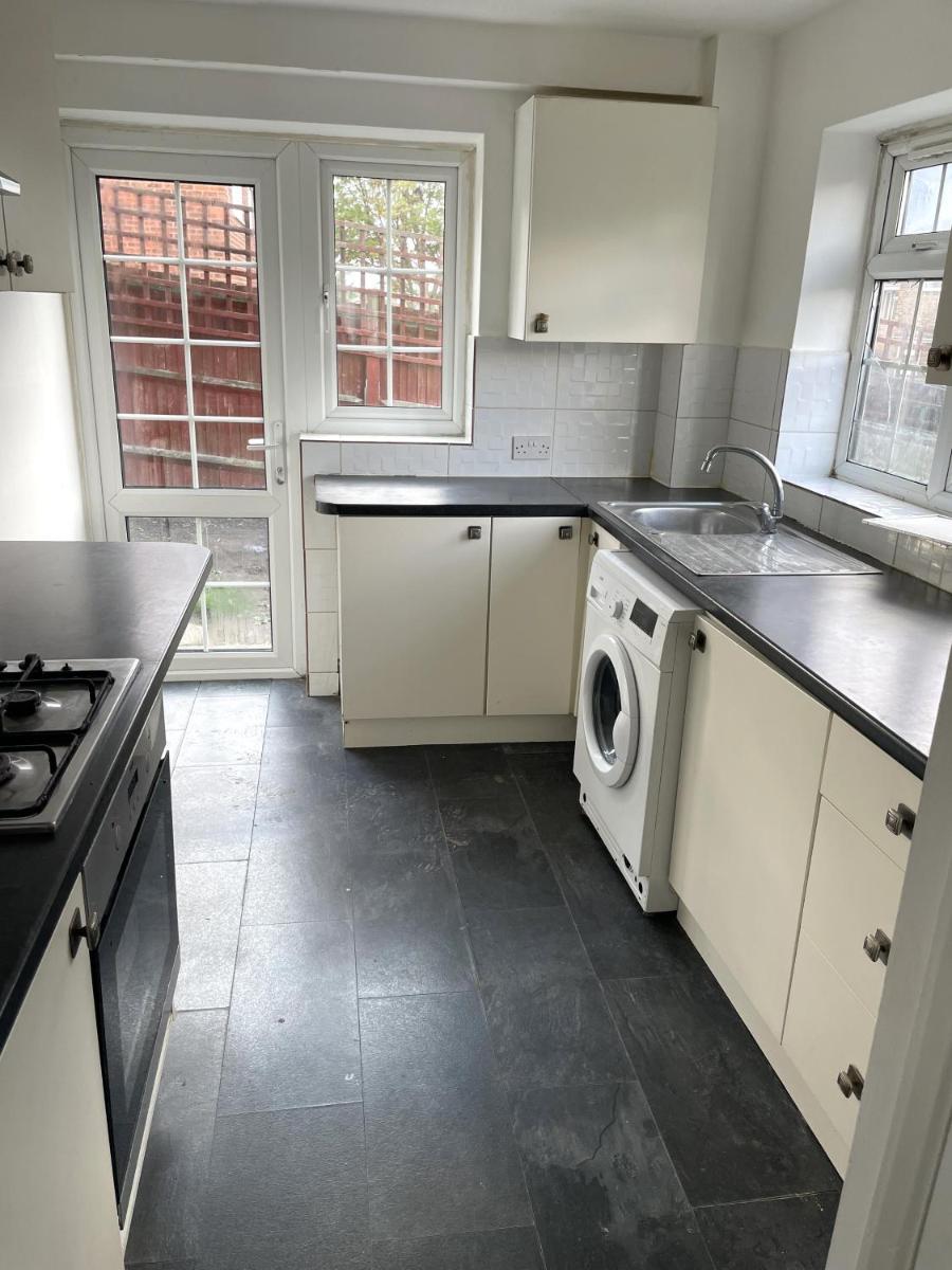 A nice double bedroom in Mottingham - Housity