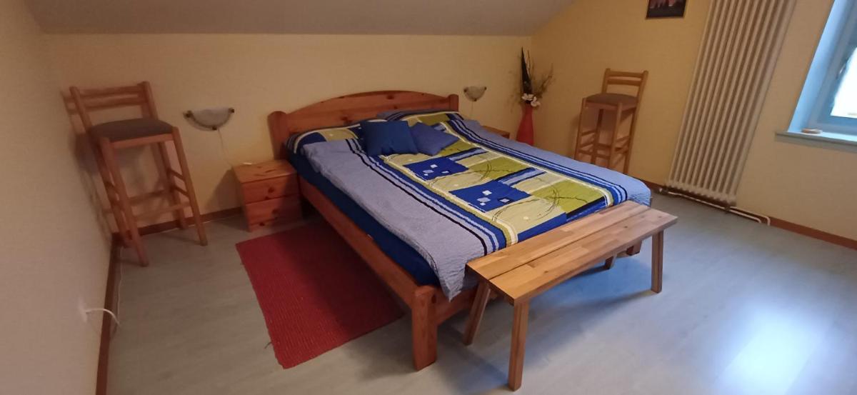 Halte au pied du Creux du Van - Housity