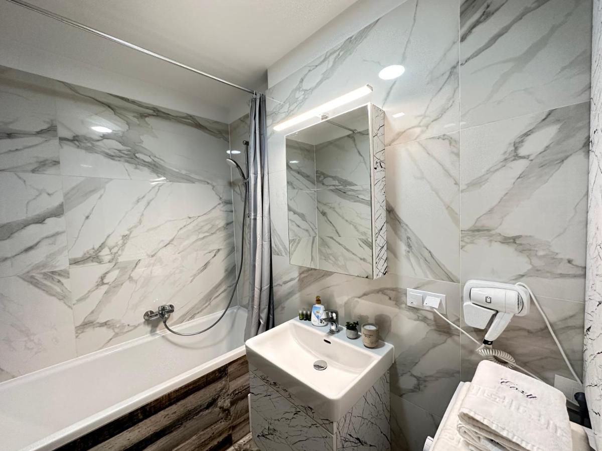 Suitetrails - Deluxe Cozy Apartments - Coresi Mall