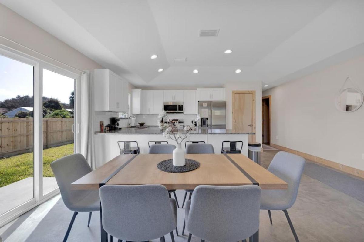 Butler Beach Bliss Modern Beach Vacation Home - Housity