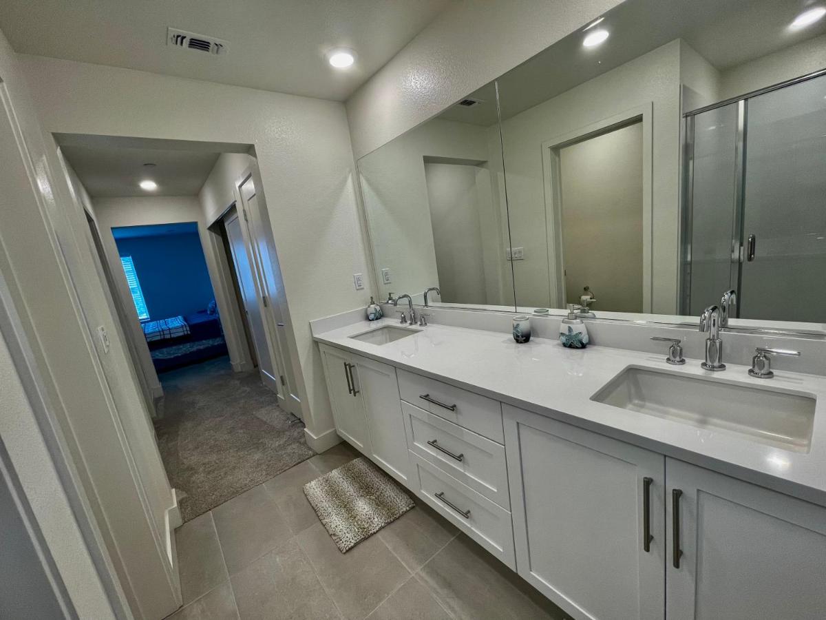Chic 3 Level Large Kitchen close to 5 golf courses - Housity