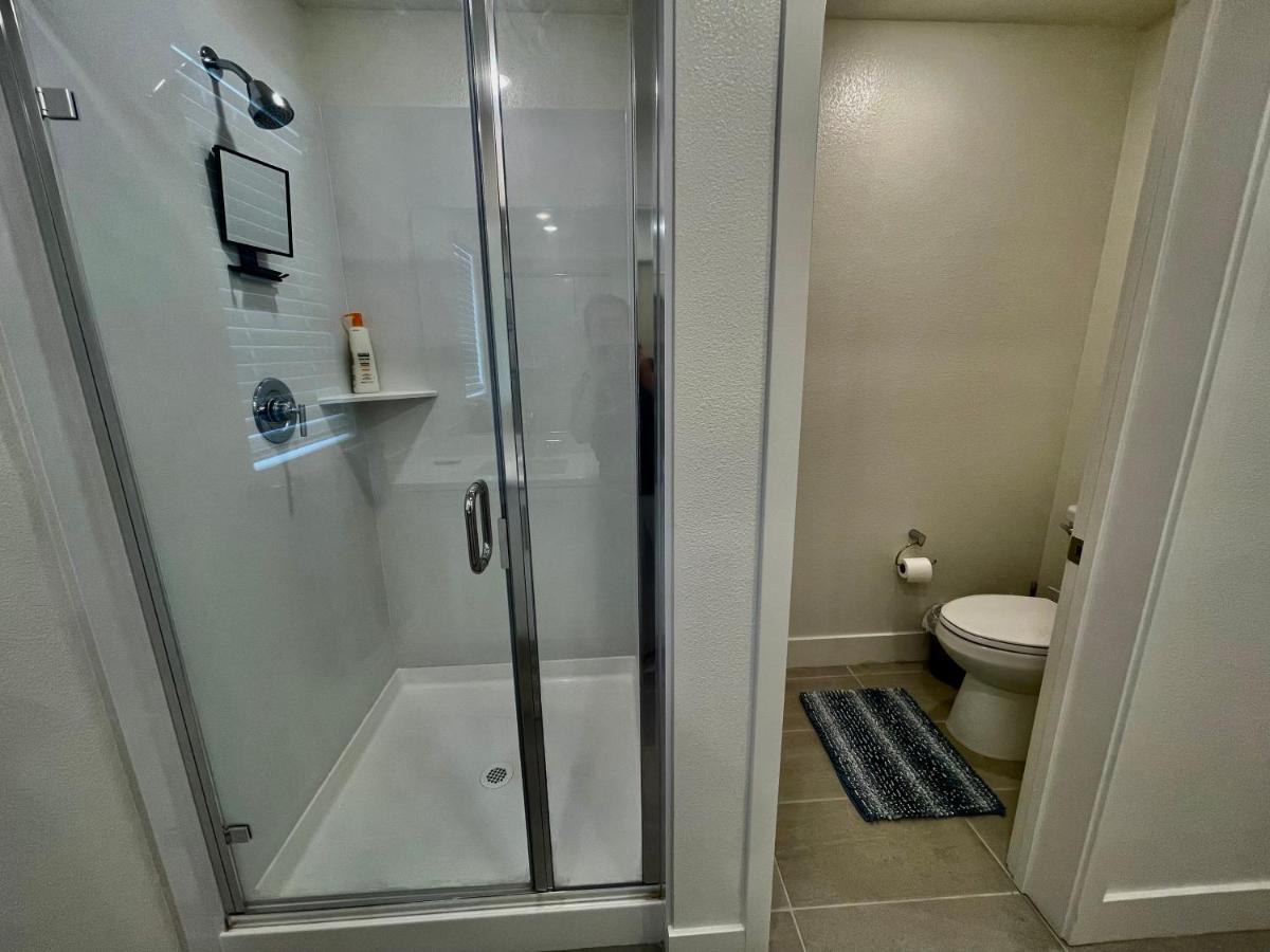Chic 3 Level Large Kitchen close to 5 golf courses - Housity
