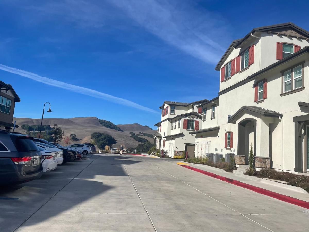 Chic 3 Level Large Kitchen close to 5 golf courses - Housity