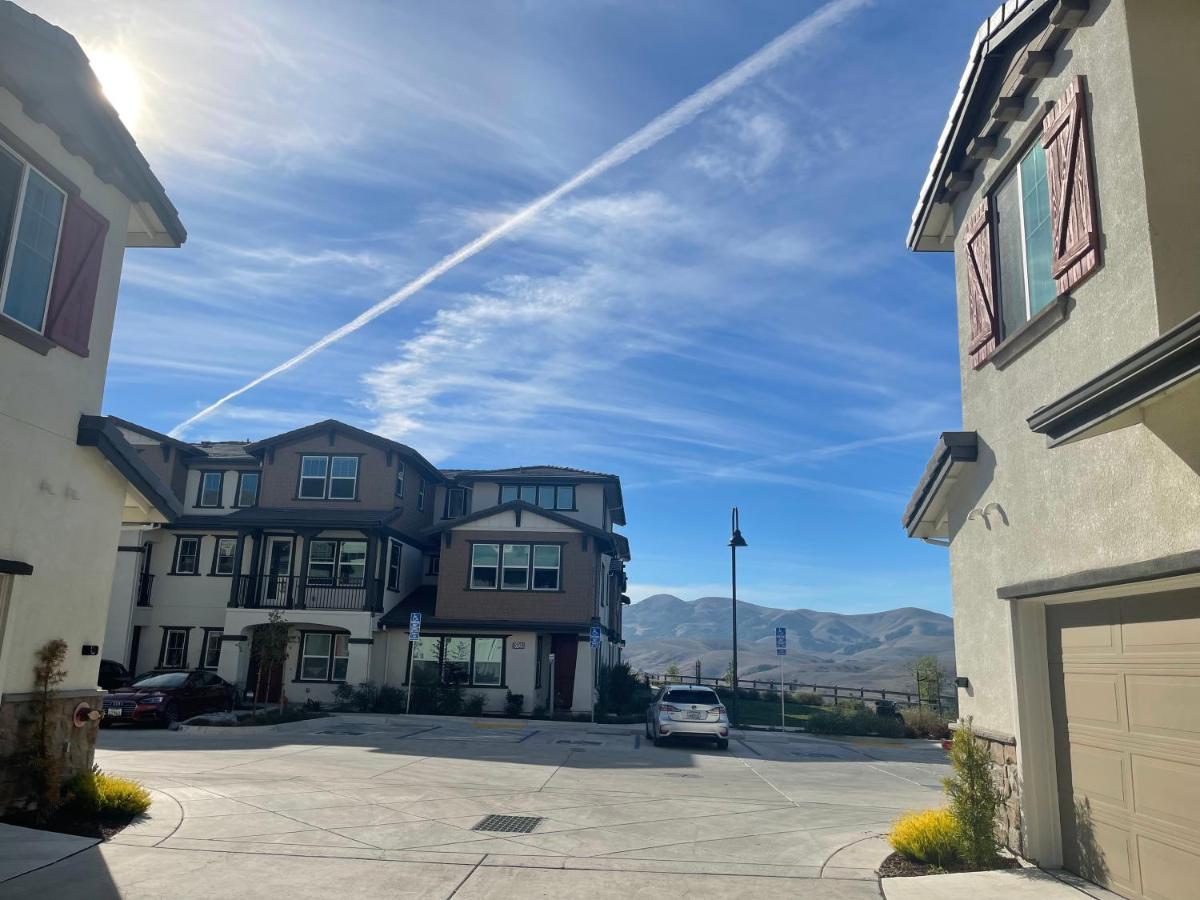 Chic 3 Level Large Kitchen close to 5 golf courses - Housity
