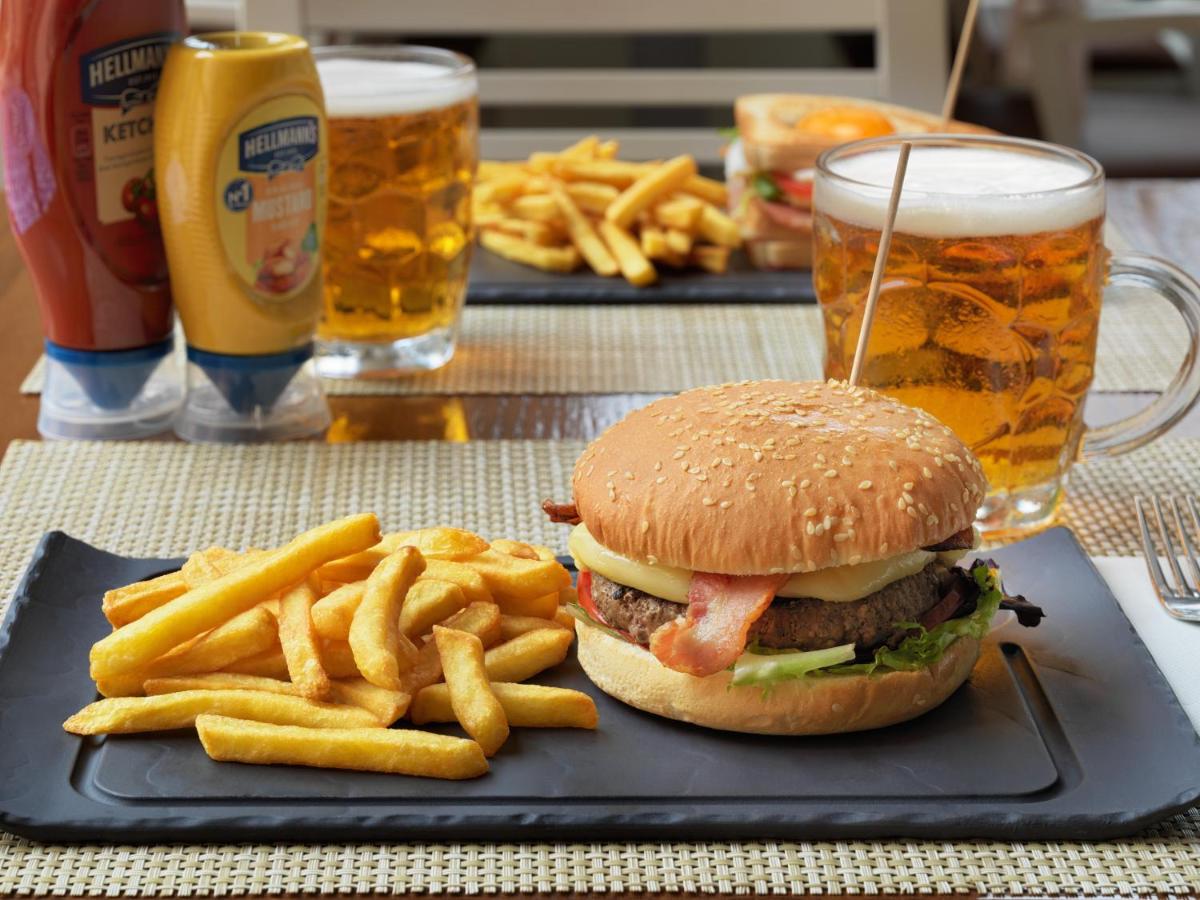 Comida en o cerca de este hotel