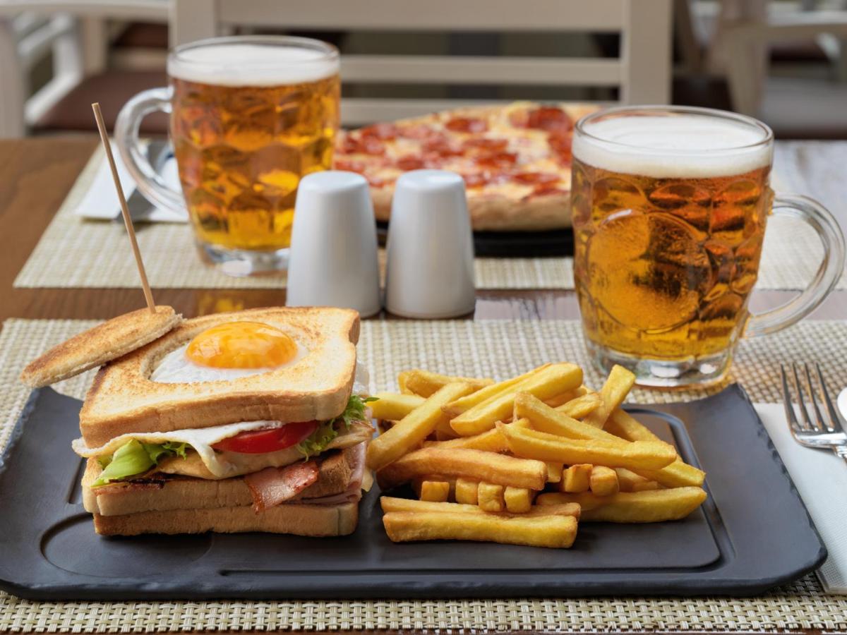 Comida en o cerca de este hotel