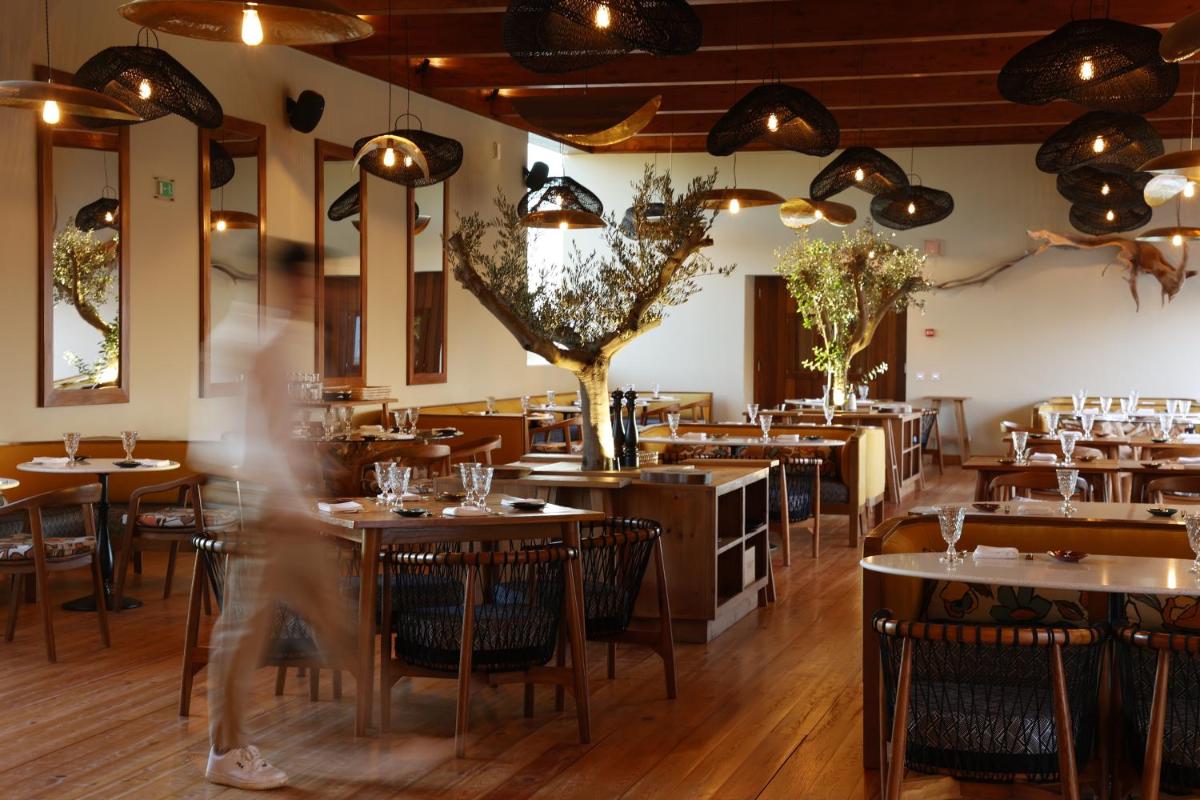Um restaurante ou outro lugar para comer em Praia do Canal Nature Retreat - Small Luxury Hotels of the World