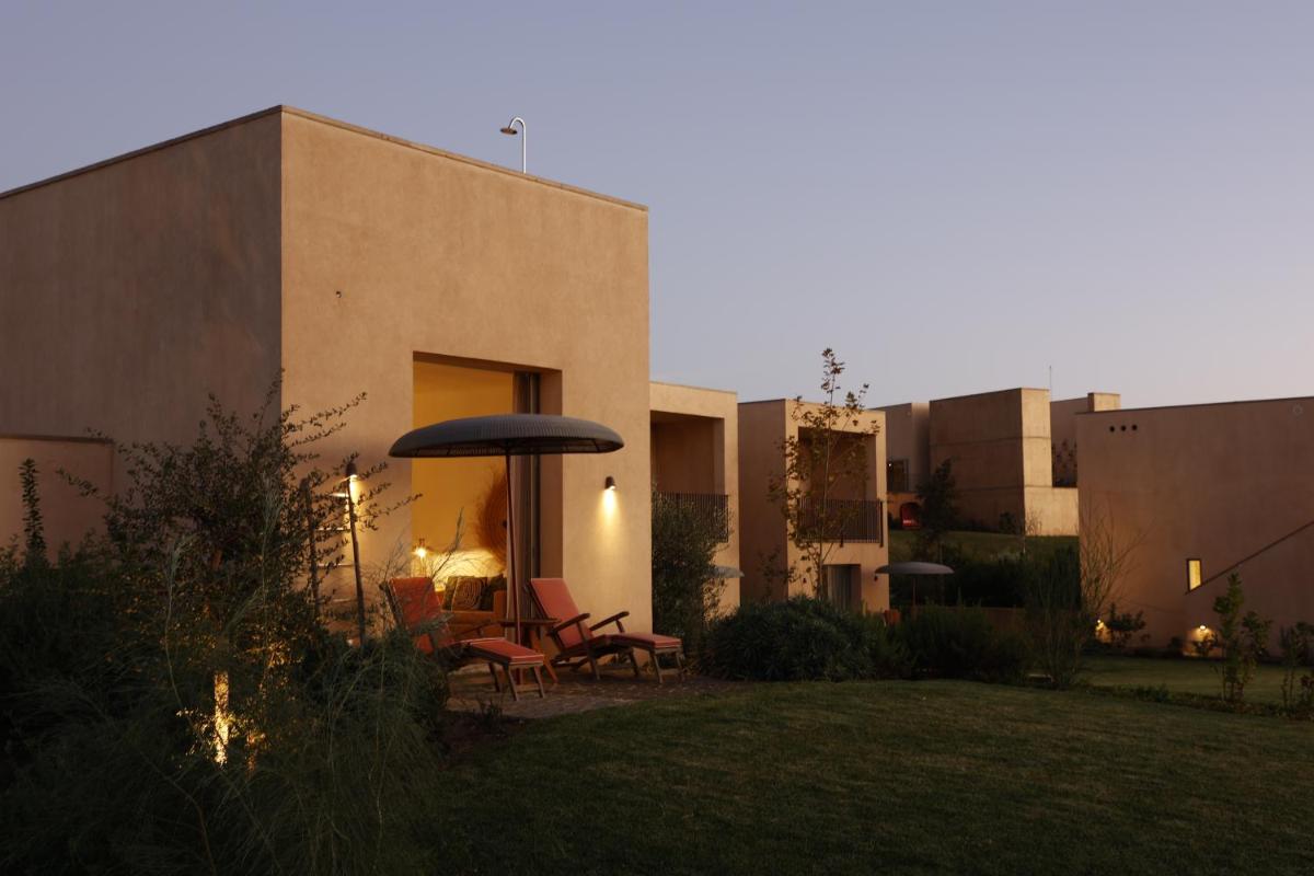 Um jardim no exterior de Praia do Canal Nature Retreat - Small Luxury Hotels of the World
