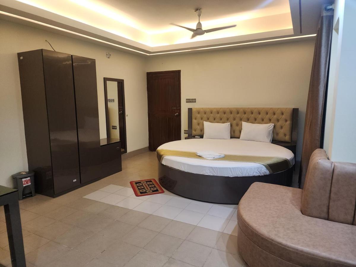 Urmee Guest House - Housity