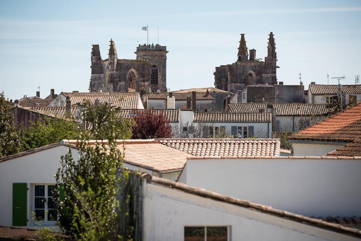 Vue générale sur Saint-Martin-de-Ré ou vue de la ville depuis l'hôtel