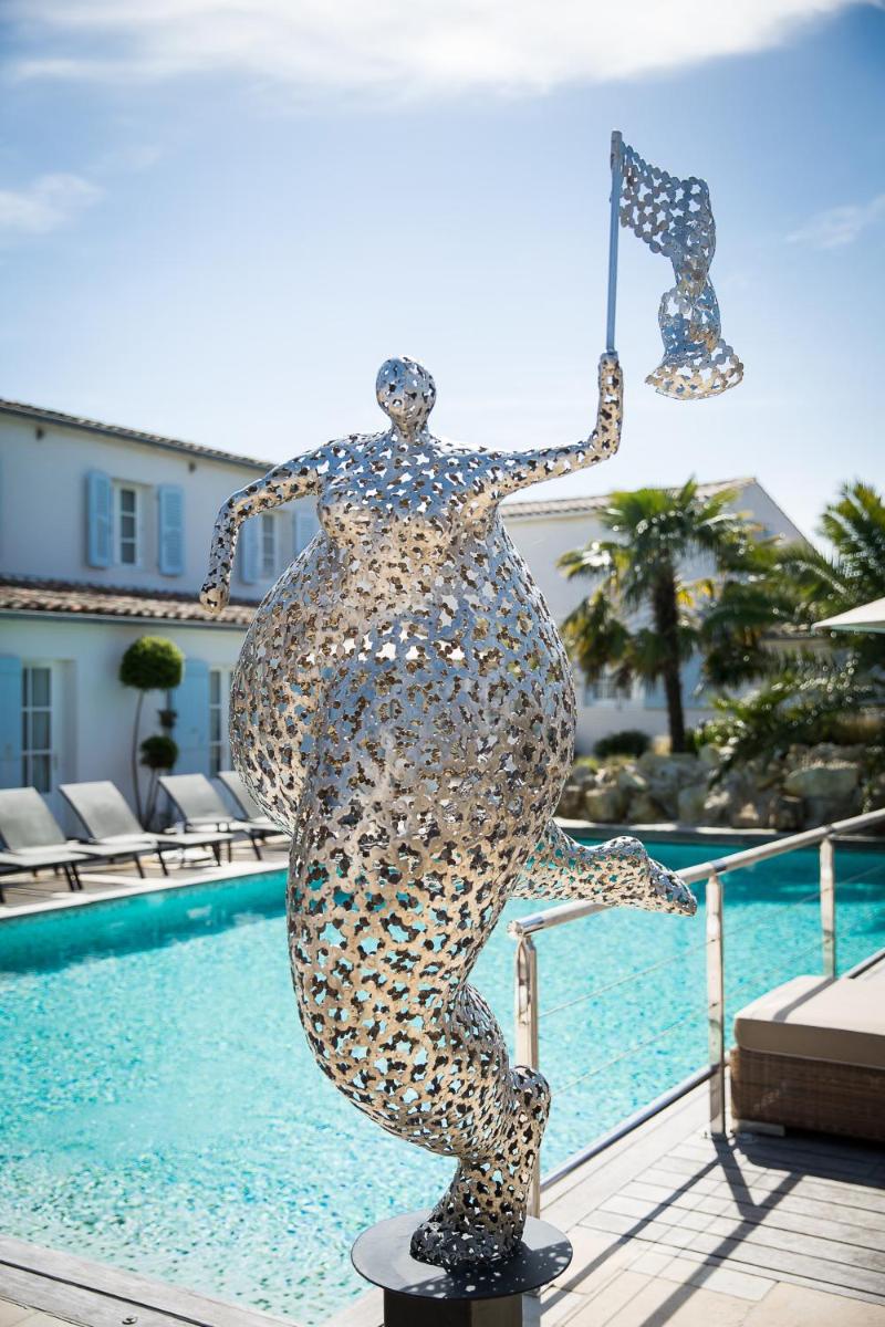Piscine de l'établissement Le Clos Saint-Martin Hôtel & Spa ou située à proximité