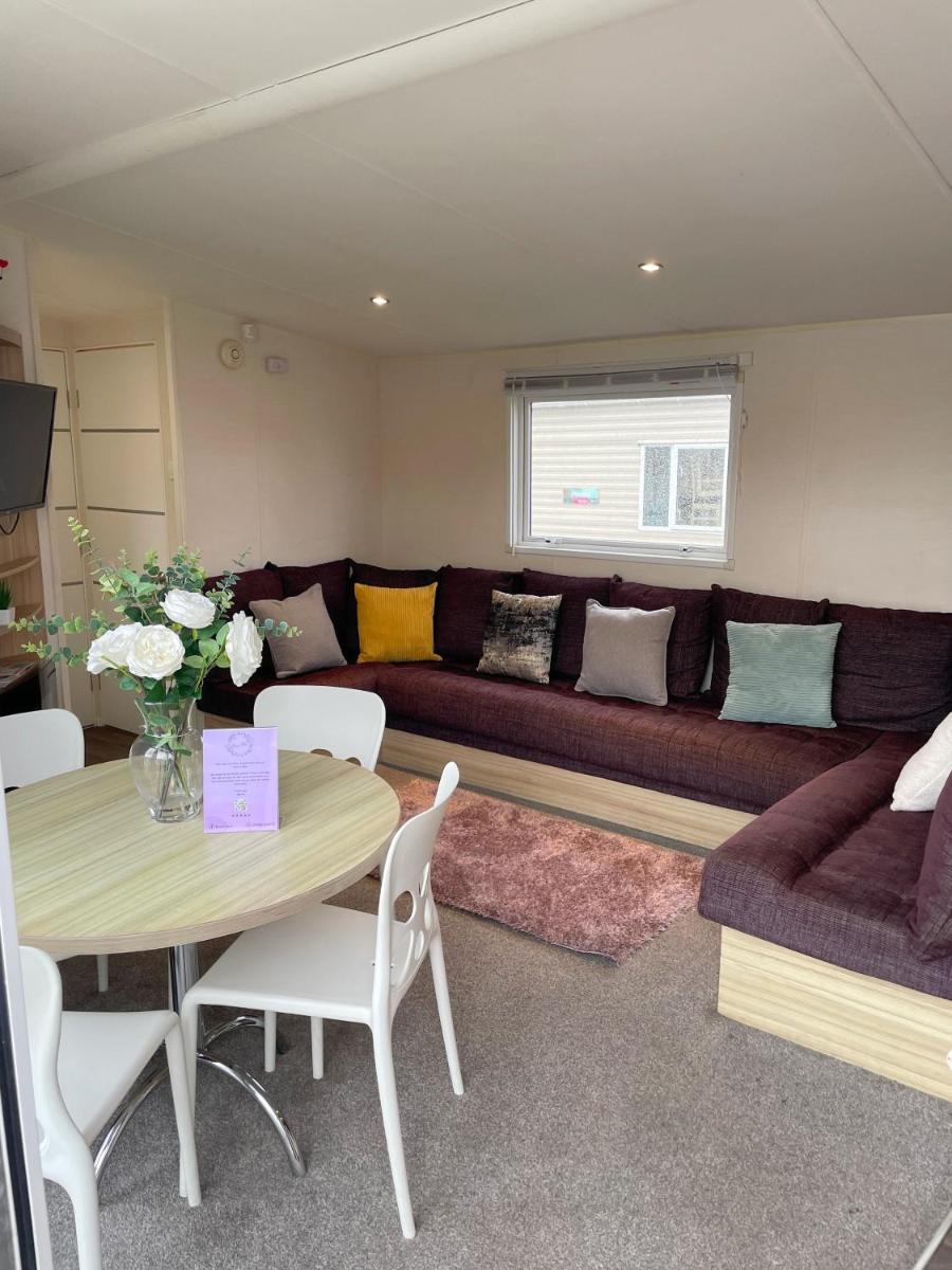 3 bedroom luxury caravan haven, marton mere - Housity