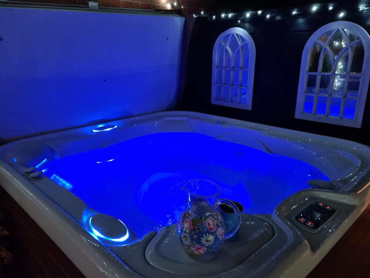 Dungarvon House Bed & Breakfast, Hot Tub, Garden, Summerhouse, Electric Vehicle Point - Housity