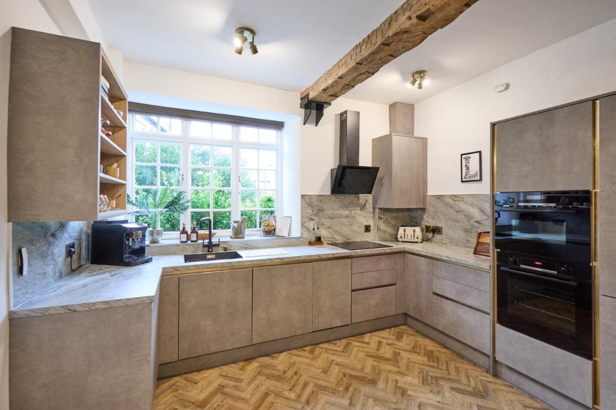 The Retreat-luxury cottage with hot tub (sleeps 4) - Housity
