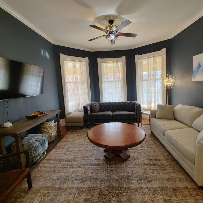 Historic Escape in Mansion Row - Sleeps 12! - Housity