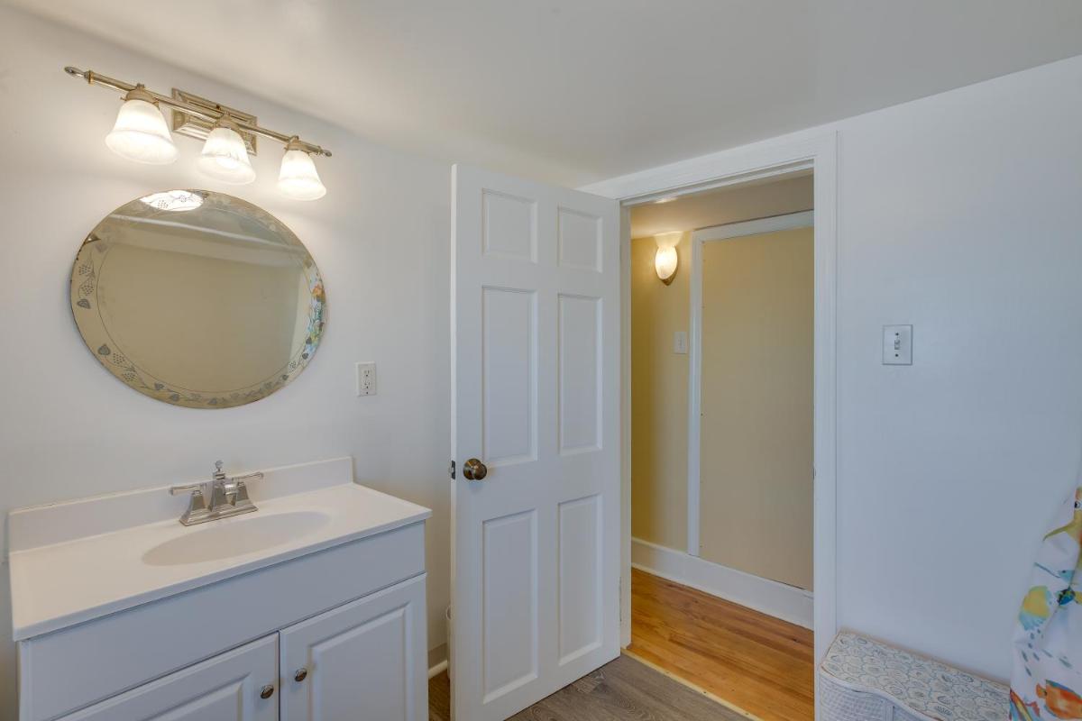 Wildwood House with Enclosed Porch - Walk to Beach! - Housity