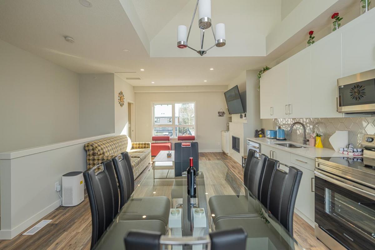 Skyline 207- Mountain View Townhouse-AC-Pool-Hot Tub - Housity