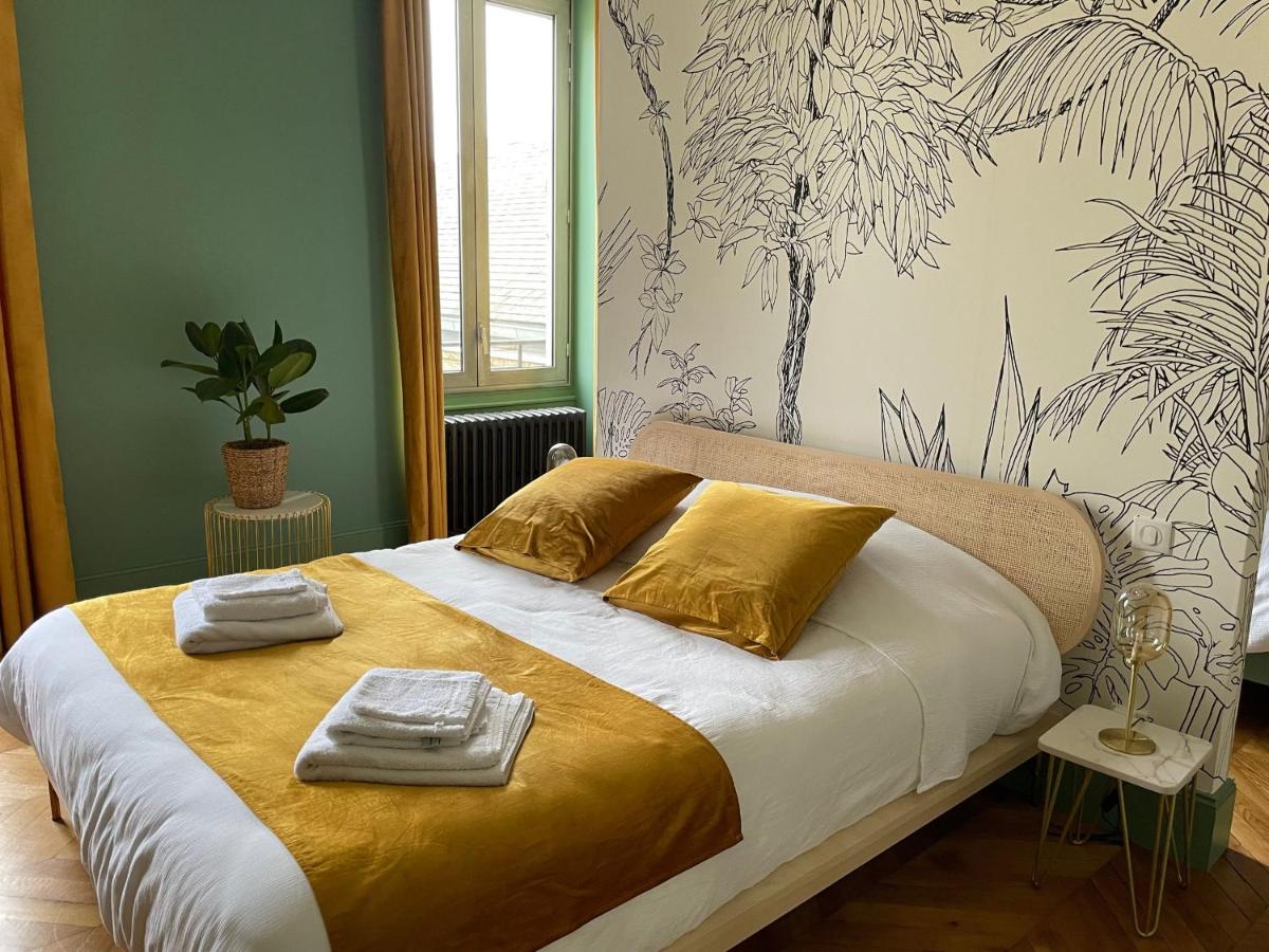 Chambres d'hôtes rénovées avec piscine, cœur de ville, proche zoo et Prytanée, petit déj inclus - FR-1-410-418 - Housity
