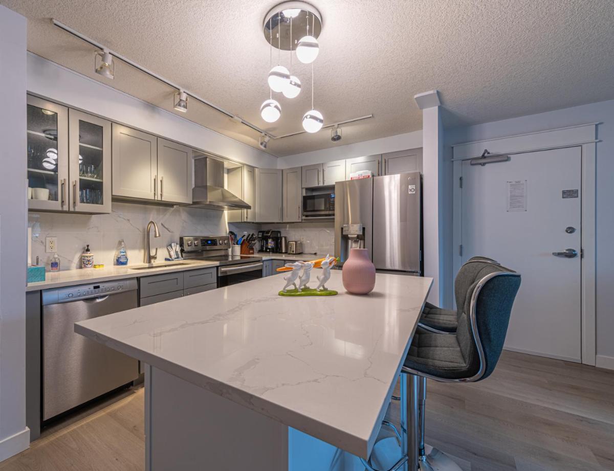 Mountain View One Bedroom Vacation Suite - WindTower 119 - Housity