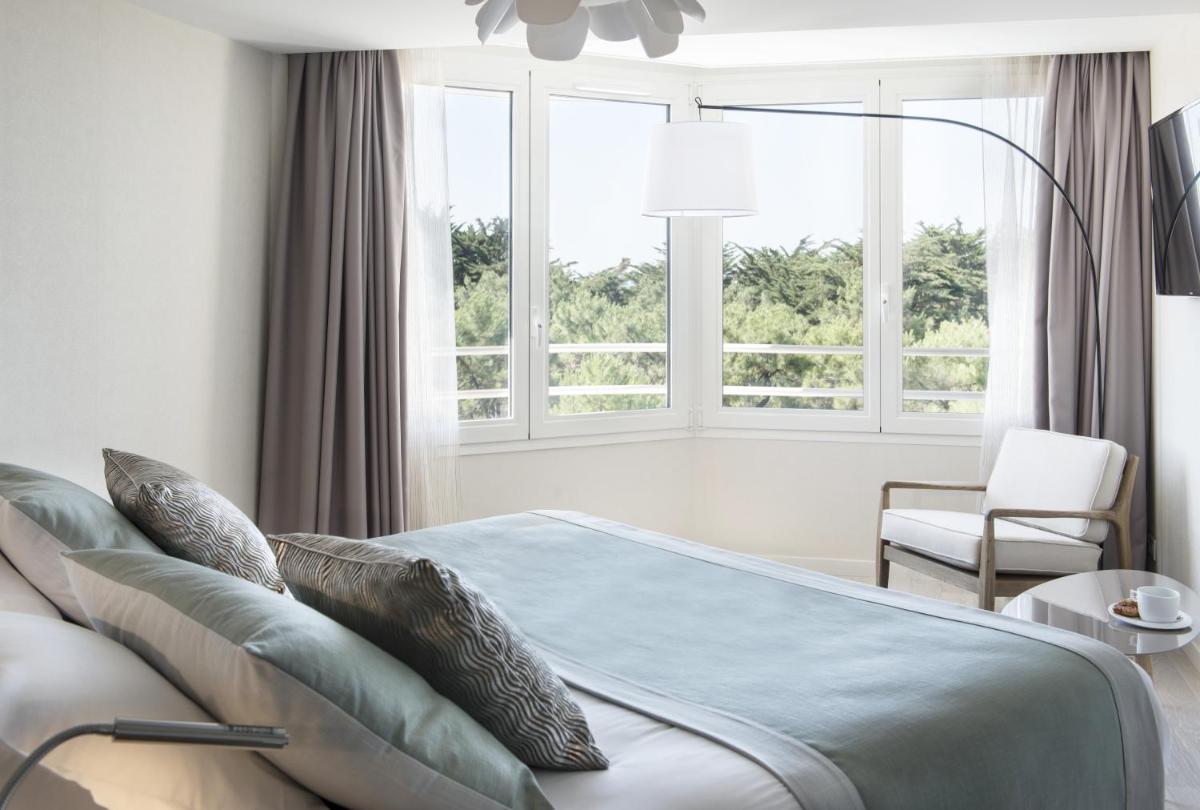Un ou plusieurs lits dans un hébergement de l'établissement Hôtel Valdys Thalasso & Spa - les Pins