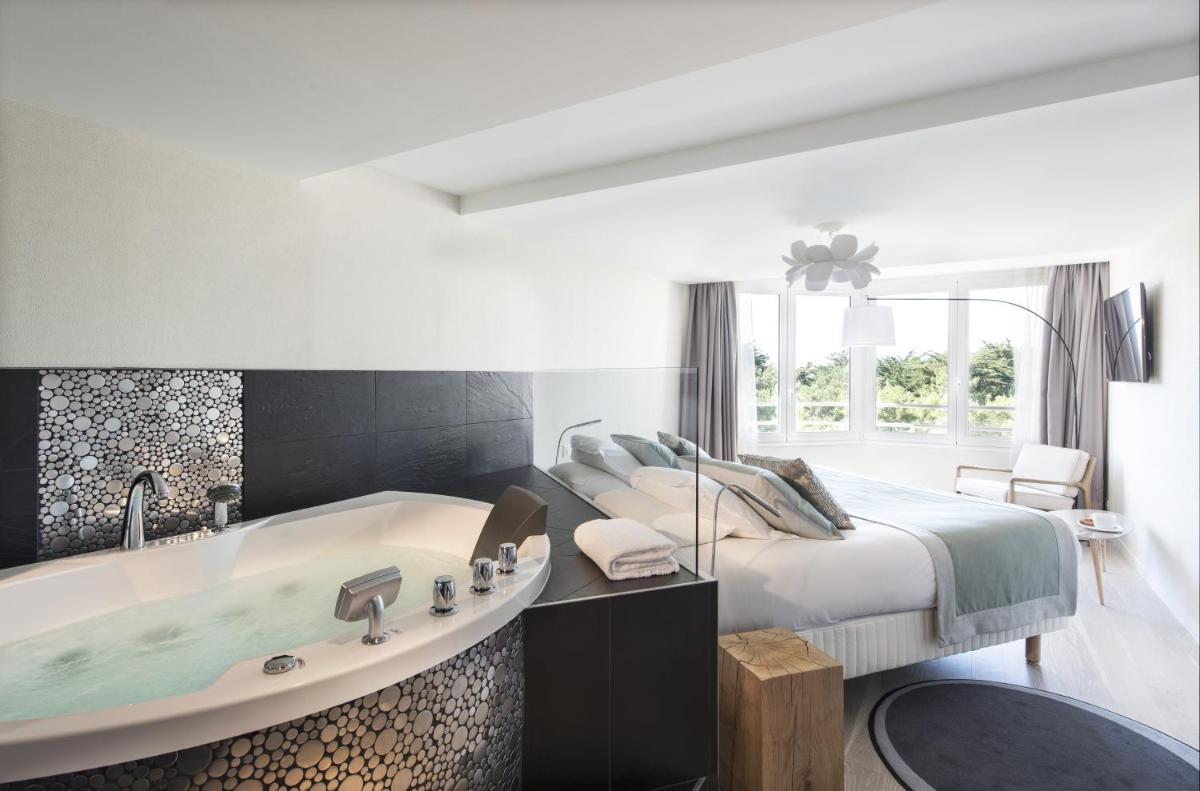 Salle de bains dans l'établissement Hôtel Valdys Thalasso & Spa - les Pins