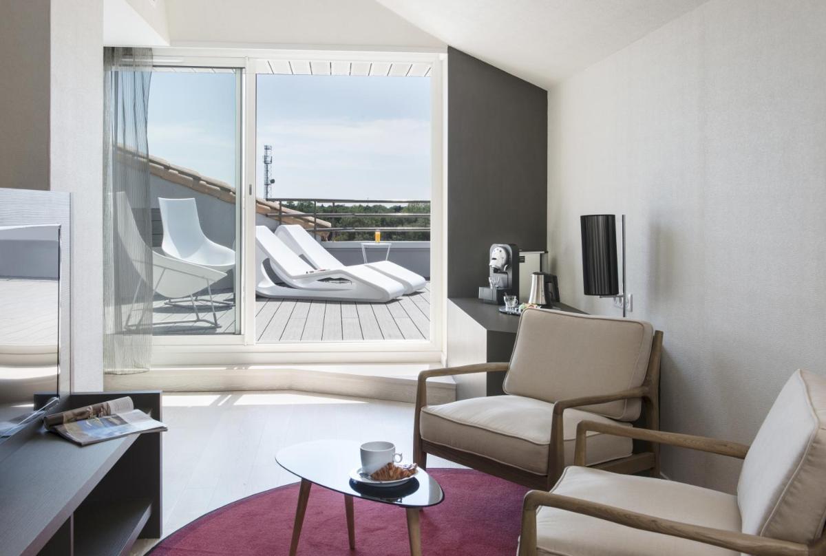 Coin salon dans l'établissement Hôtel Valdys Thalasso & Spa - les Pins