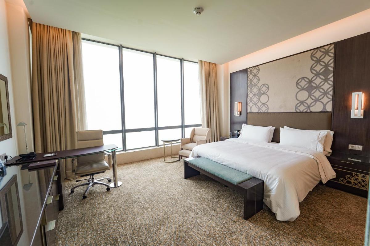 a hotel room with a bed and a desk at The Westin Kolkata Rajarhat in Kolkata +44 photos a hotel room with a bed and a desk at The Westin Kolkata Rajarhat in Kolkata +44 photos