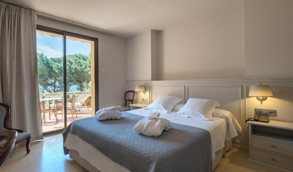 Cama o camas de una habitación en S'Agaró Hotel Spa & Wellness