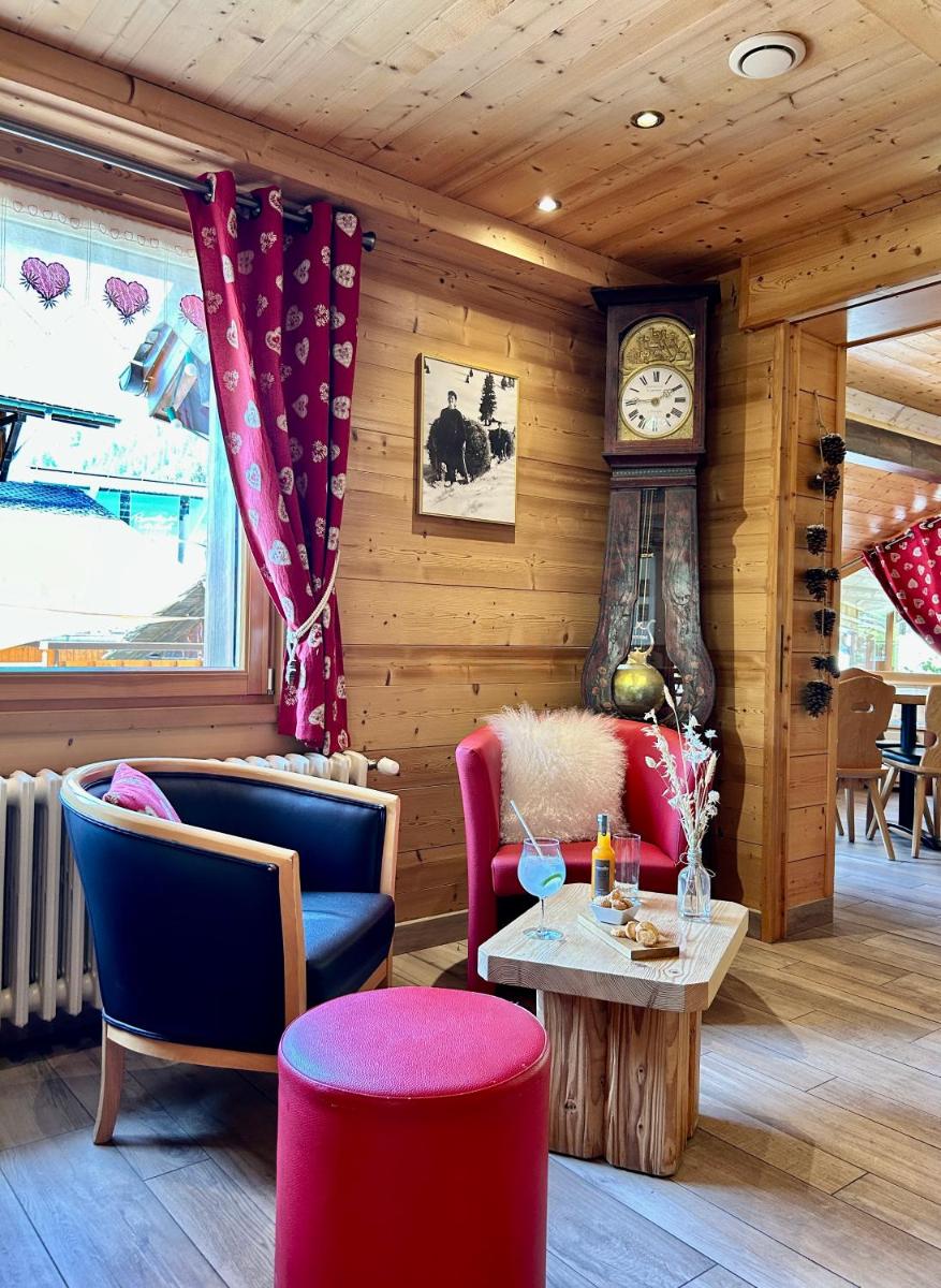 Coin salon dans l'établissement Hameau des Prodains - Hôtel