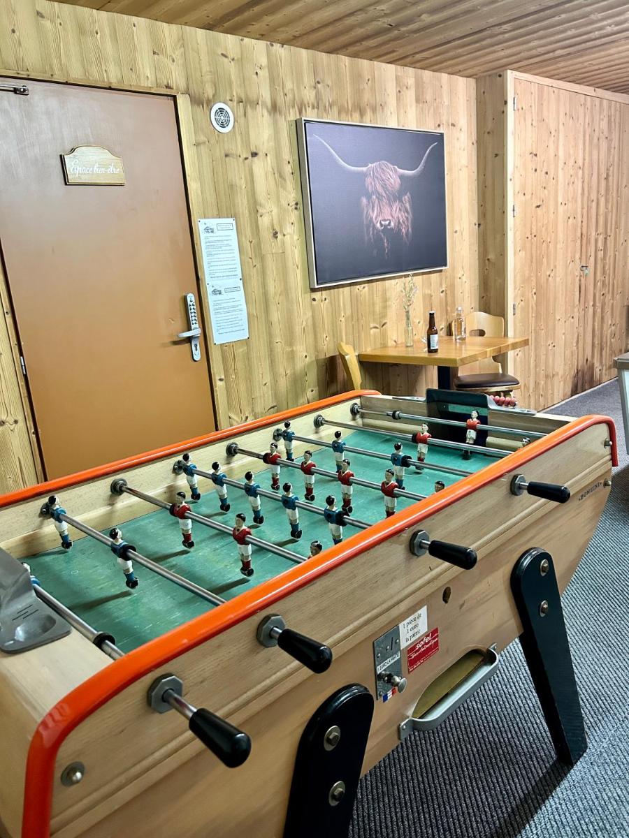 Salle de jeux dans l'établissement Hameau des Prodains - Hôtel