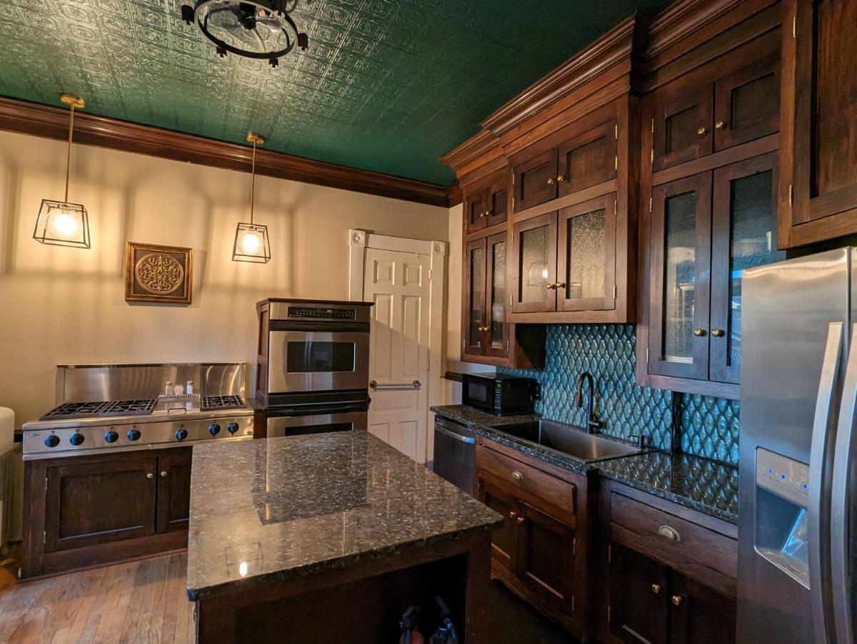 Historic Escape in Mansion Row - Sleeps 12! - Housity