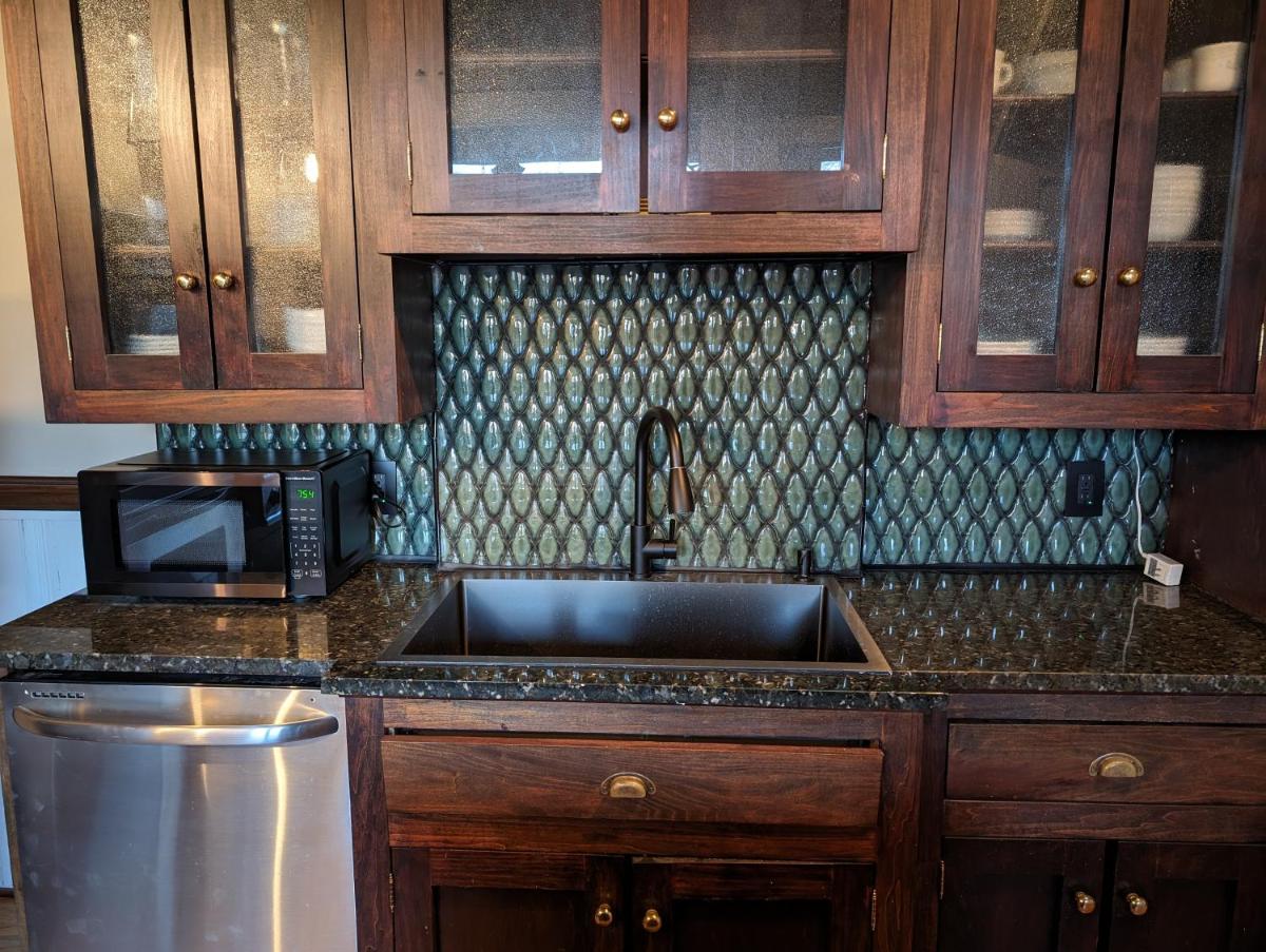 Historic Escape in Mansion Row - Sleeps 12! - Housity