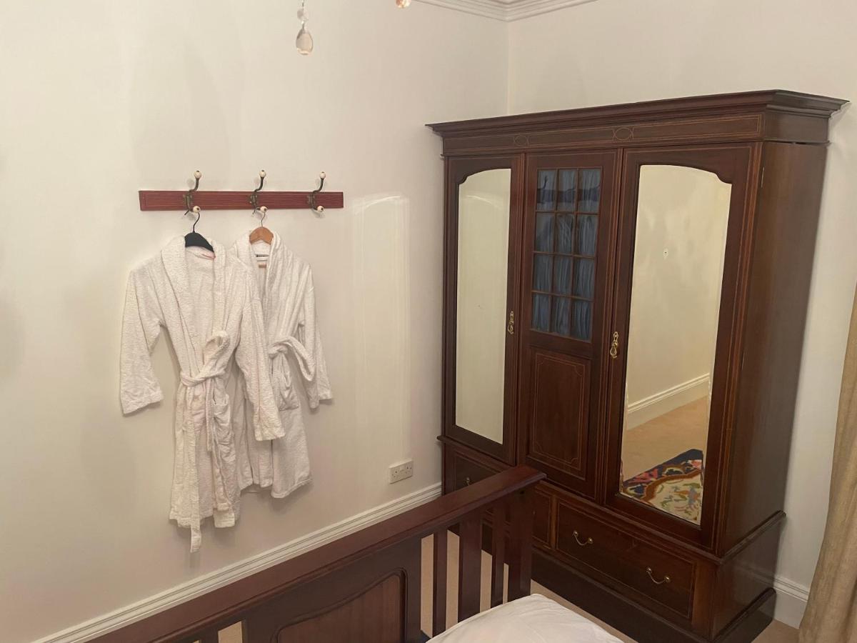 Brackfield House double and single bed free breakfast parking strong wifi - Housity