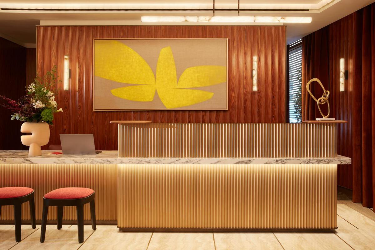 - un hall avec une réception ornée d'une peinture jaune sur le mur dans l'établissement Villa-des-Prés, à Paris 37 autres photos