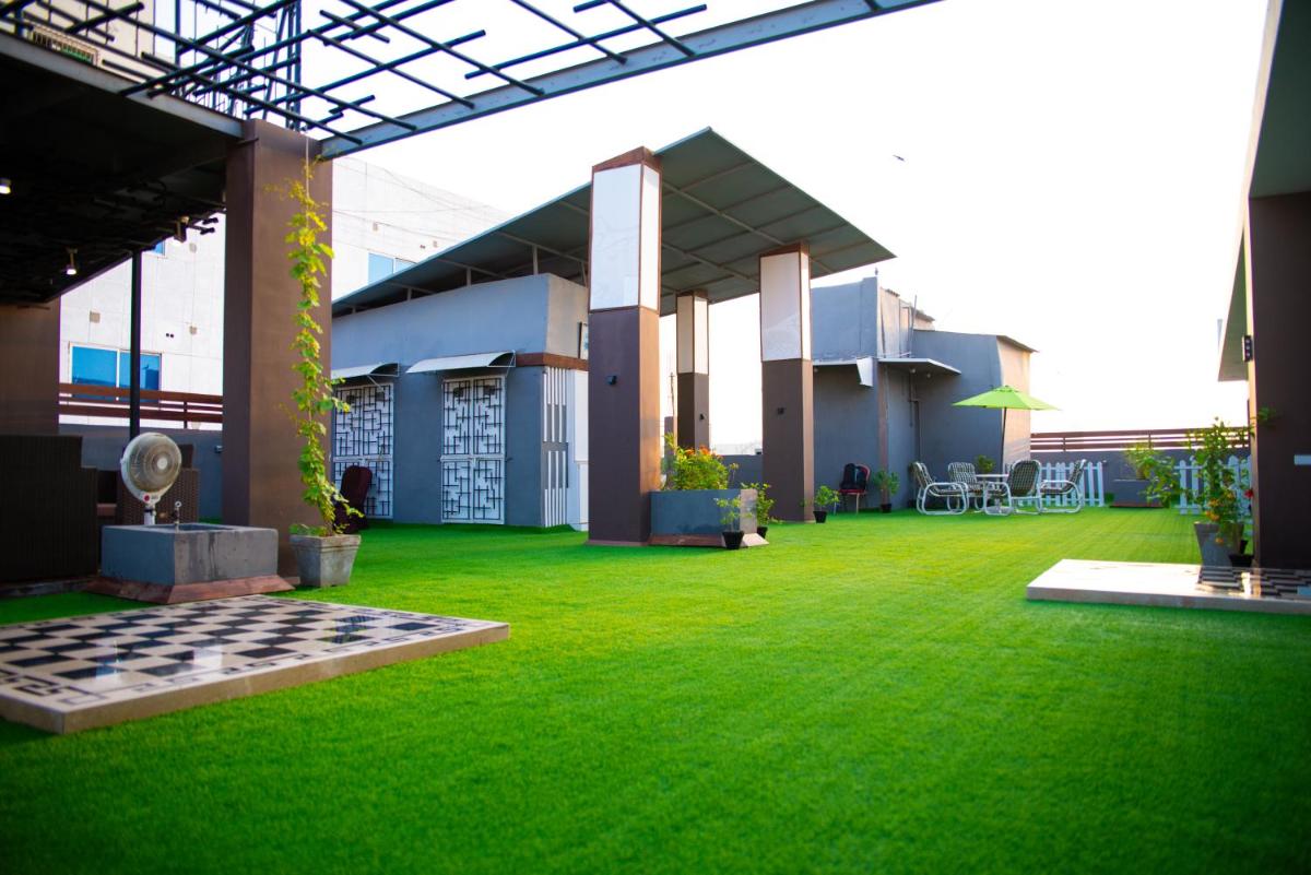 Signature By Hotel Crown Inn - Housity