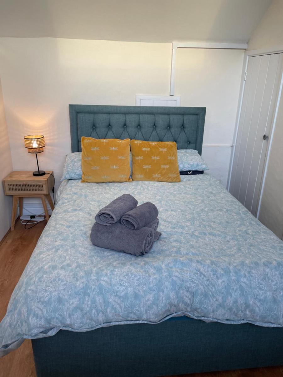 Light Airy Detached Annex 2 Min Walk Train Station - Housity