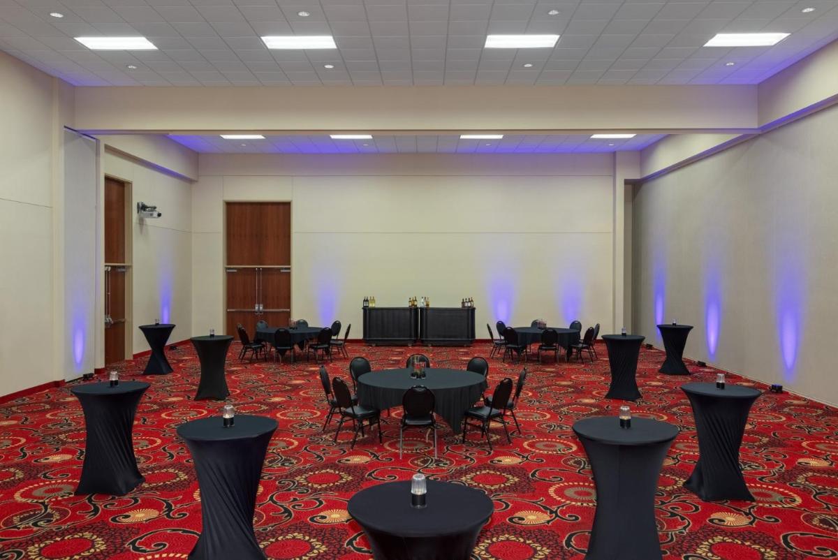 Holiday Inn Des Moines-Airport Conf Center, an IHG Hotel - Housity