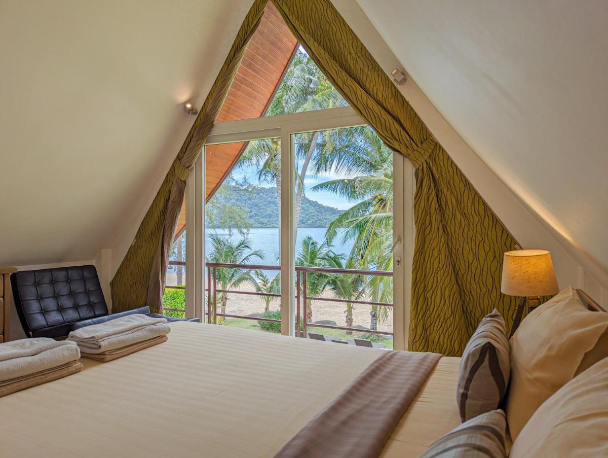 Suitetrails - Beachfront 5-bedroom Villa