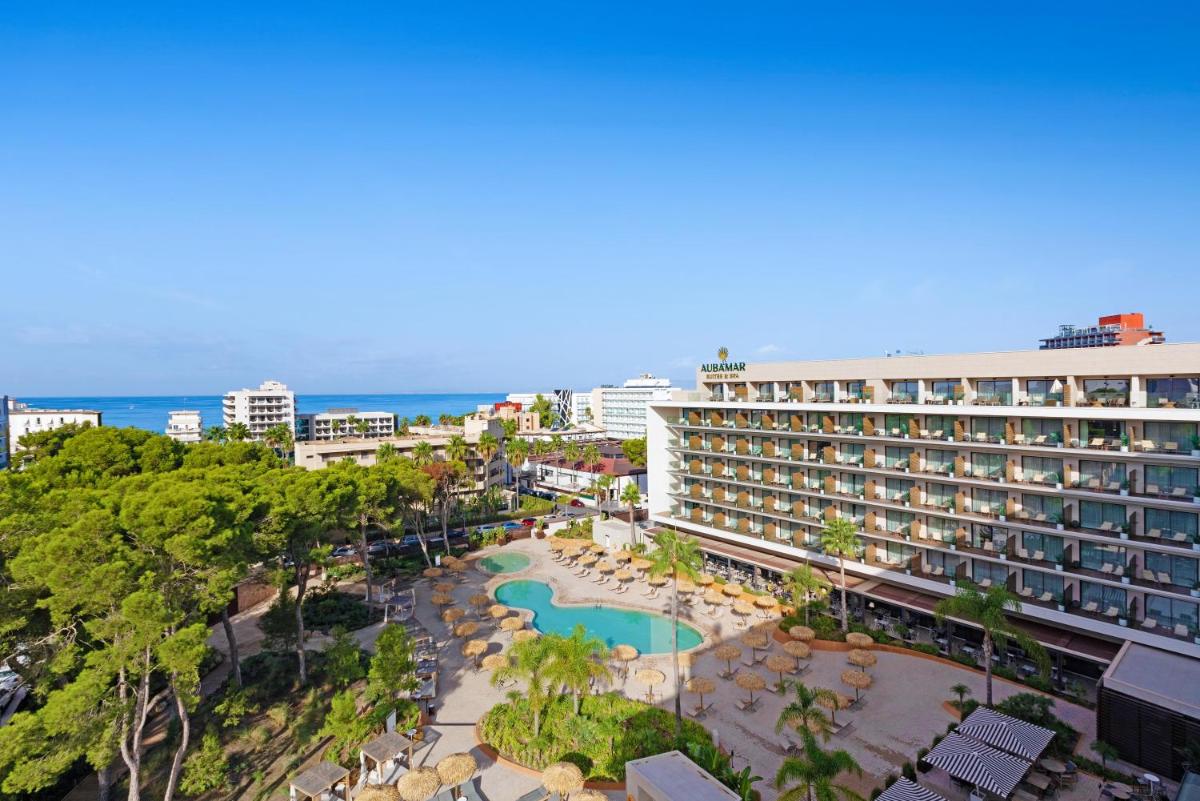 una vista aérea de un hotel y un resort en Hotel Aubamar Suites & Spa, en Playa de Palma